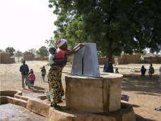 Pompe à corde dans le village de Leba au Burkina